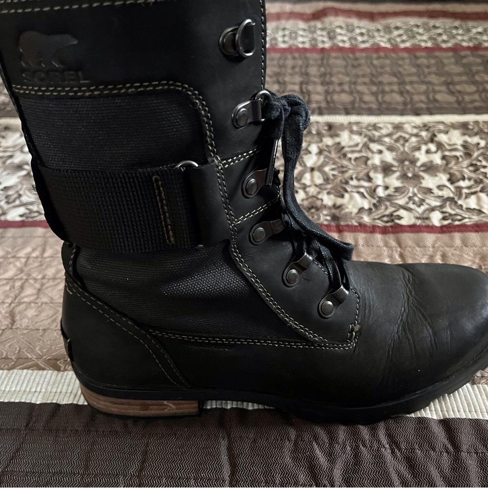 Sorel Black Leather Boots with Lace-Up Design